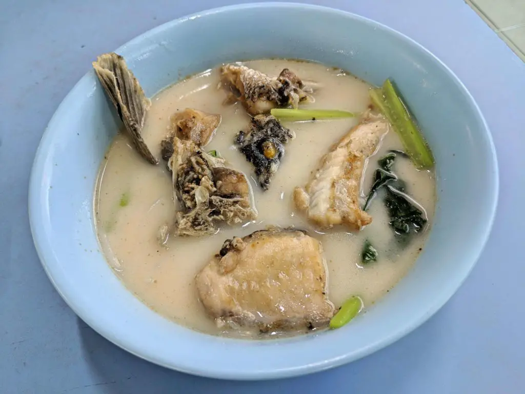 We devoured the fish noodle soup from Chinatown Complex's Anji hawker stall.