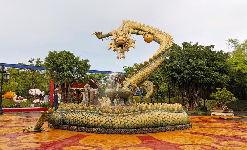 This golden dragon is located at Sun World Danang Wonders. It's in the center of the courtyard so it's easy to spot.