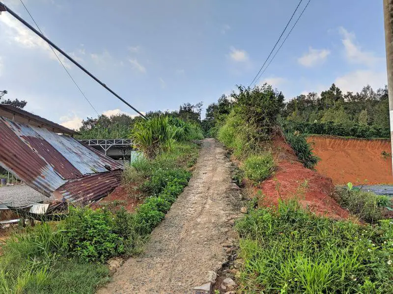 Narrow walking/motorbike path from the main road to the top of Linh Quy Phap An Pagoda in Bao Lao, Vietnam.