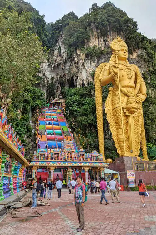 Jackie Szeto, de Vida, De Fazer, fica na entrada principal para o Batu Caves em Kuala Lumpur, Malásia