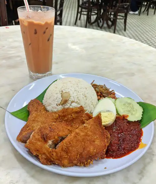 Nasi lemak en Teh tarik in Capitol Cafe, Kuala Lumpur. Het is een geweldige plek om te eten in Kuala Lumpur.