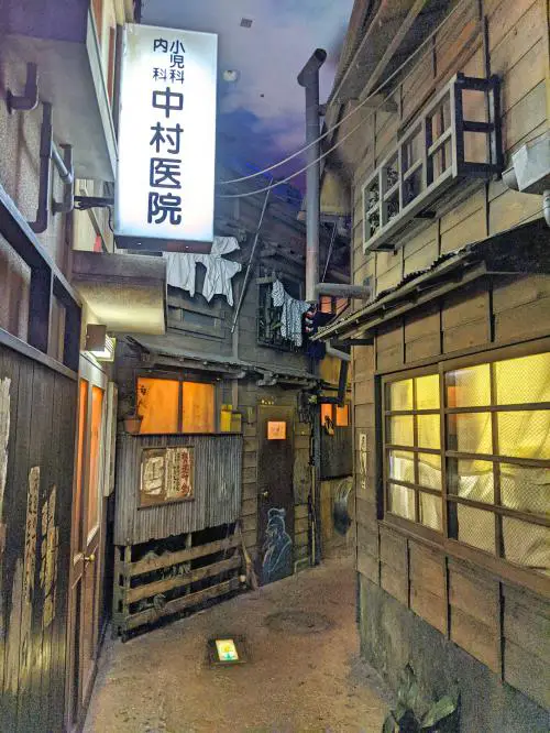 In the basement level of the Shin-Yokohama Raumen Museum, you can explore the fascades of traditional houses and stores from Old Tokyo. It's a must-see place to visit during your Yokohama day trip.