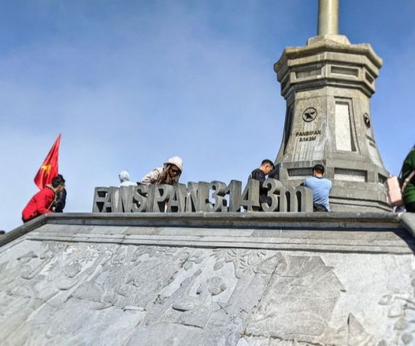 Taking a photo with the Fansipan 3143 meters sign is a top thing to do when climbing Mount Fansipan in 1 day.