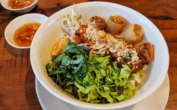 Ho Chi Minh City has plenty of vegetarian and vegan restaurants to try. You can eat foods uch as vegan rice noodles with tofu sausage, egg rolls, sliced herbs and cabbage.