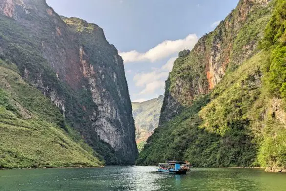 Taking a boat on the turquoise Nho Que River and passing between two tall mountains is one of the spots to visit on your 4 days in Ha Giang Loop.