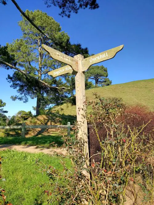 A street sign pointing to Overhill, Bagshot Road, and The Hill at Hobbiton Movie Set