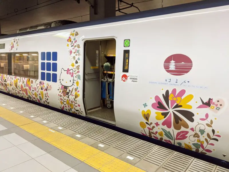 Door opening of the Hello Kitty themed Haruka train at Kansai Airport Station