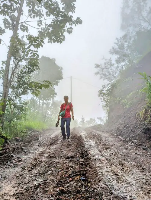 Jackie Szeto, Life Of Doing, walking on a muddy road from Lahangan Sweet to parking lot in Bali