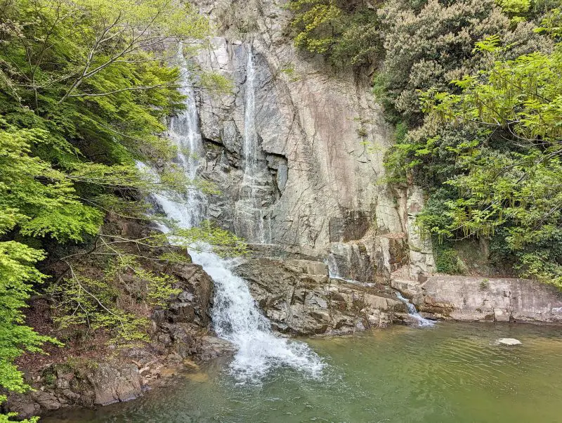 Meotodaki Waterfall, one of the Nunobiki Falls, has one cascade that falls into a pool of water