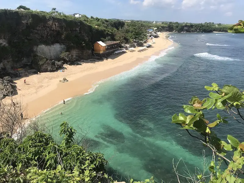 A white sandy beach and the turquoise ocean waters at Suluban Beach in Uluwatu