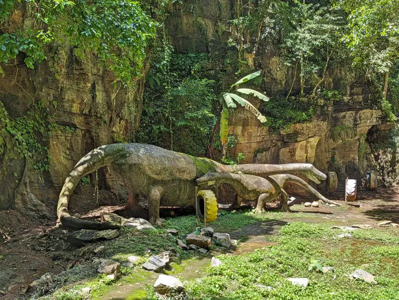 Two dinosaur statues on display at Qing Xin Ling Leisure and Cultural Village