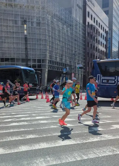 Jackie Szeto, Life Of Doing, waves to Justin at Tokyo Marathon's 33 km mark