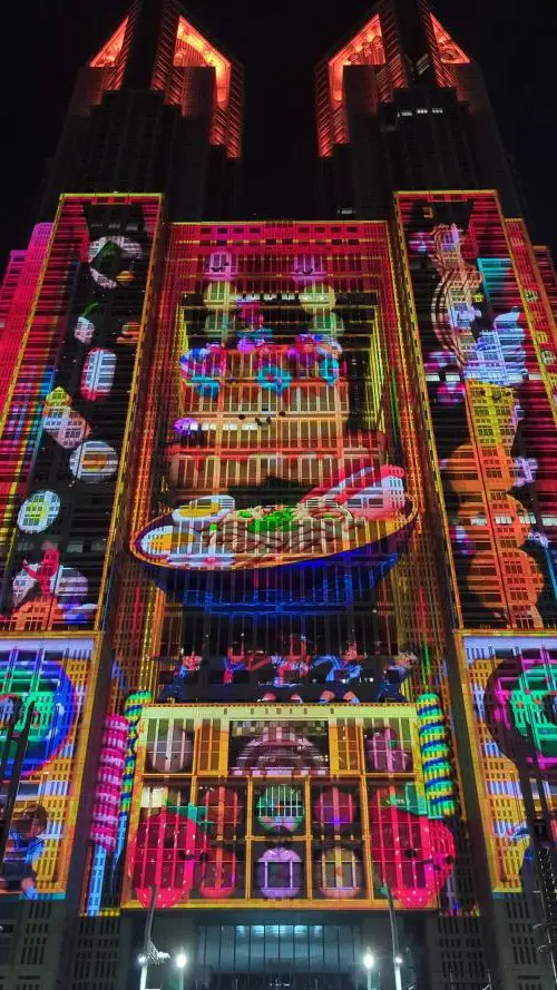 Tokyo Metropolitan Government Building has an evening projection show and shows Tokyo foods such as ramen and snacks