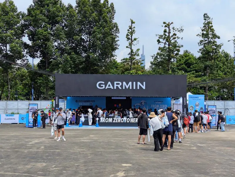 A long line formed in front of the Garmin exhibit at the Garmin Run Vietnam Expo