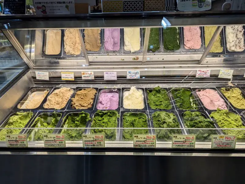A display of the 7 matcha gelato flavors, tea flavors, strawberry, and other flavors at Nanaya Shizuoka